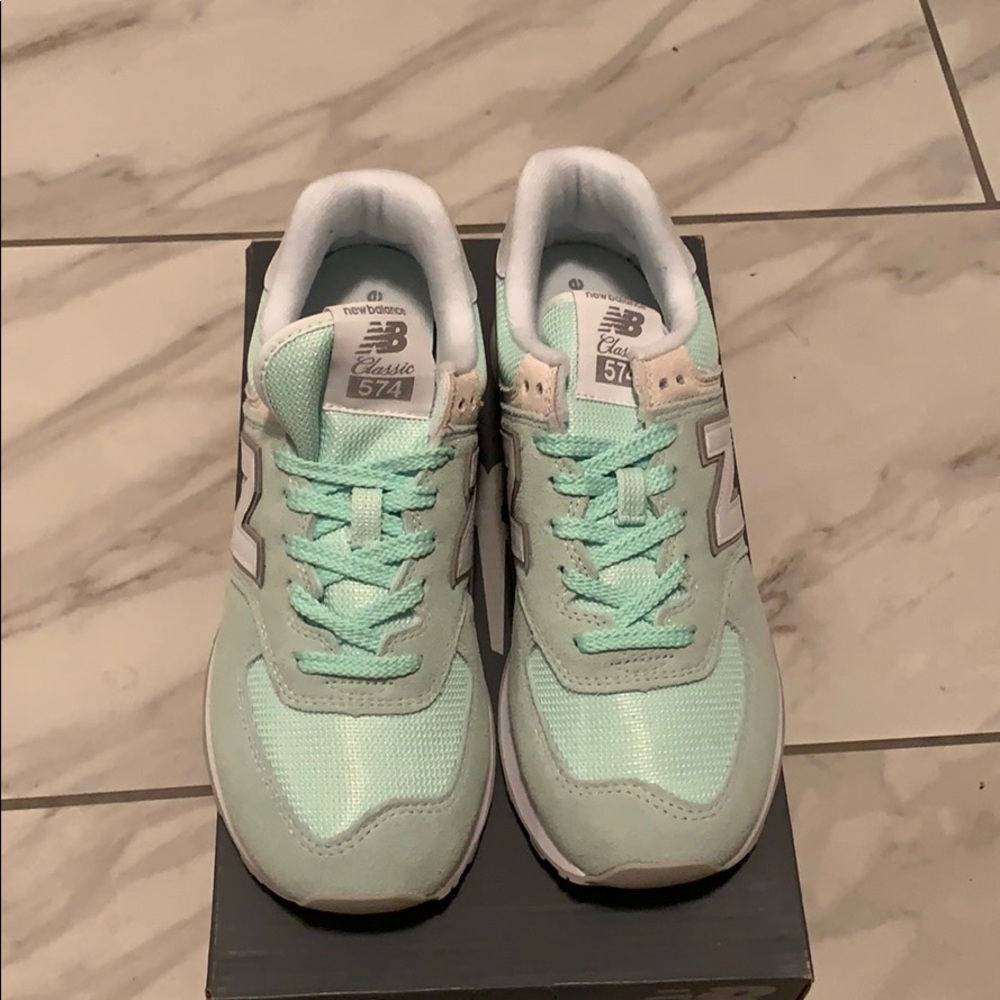 NWT NEW BALANCE 574 SEAFOAM GREEN - SIZE 8